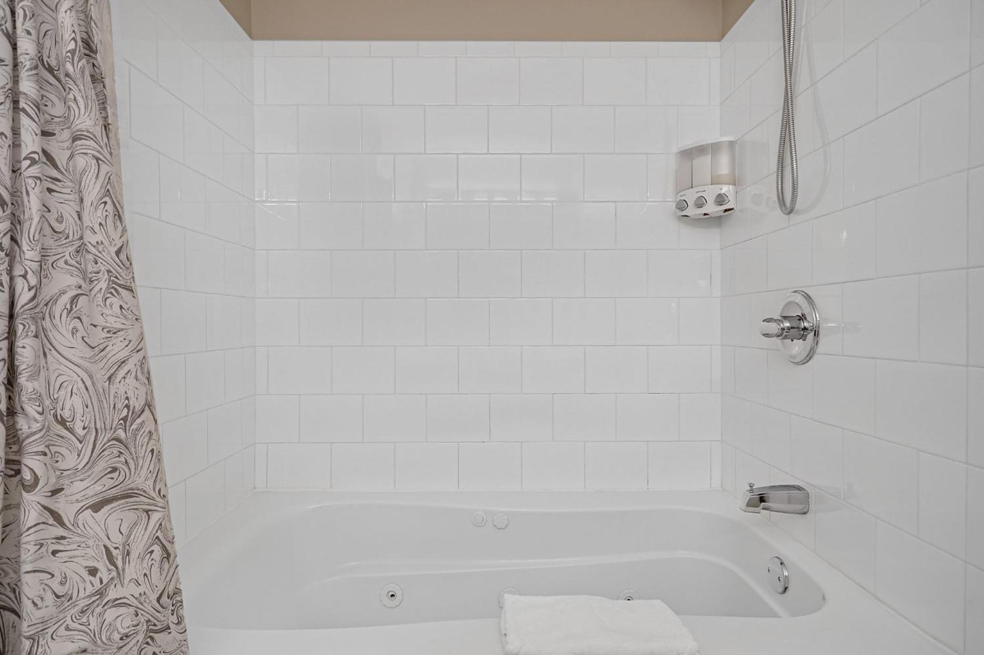 Apartment Lux Townhouse, Walk To All, Sleeps 6 Adults