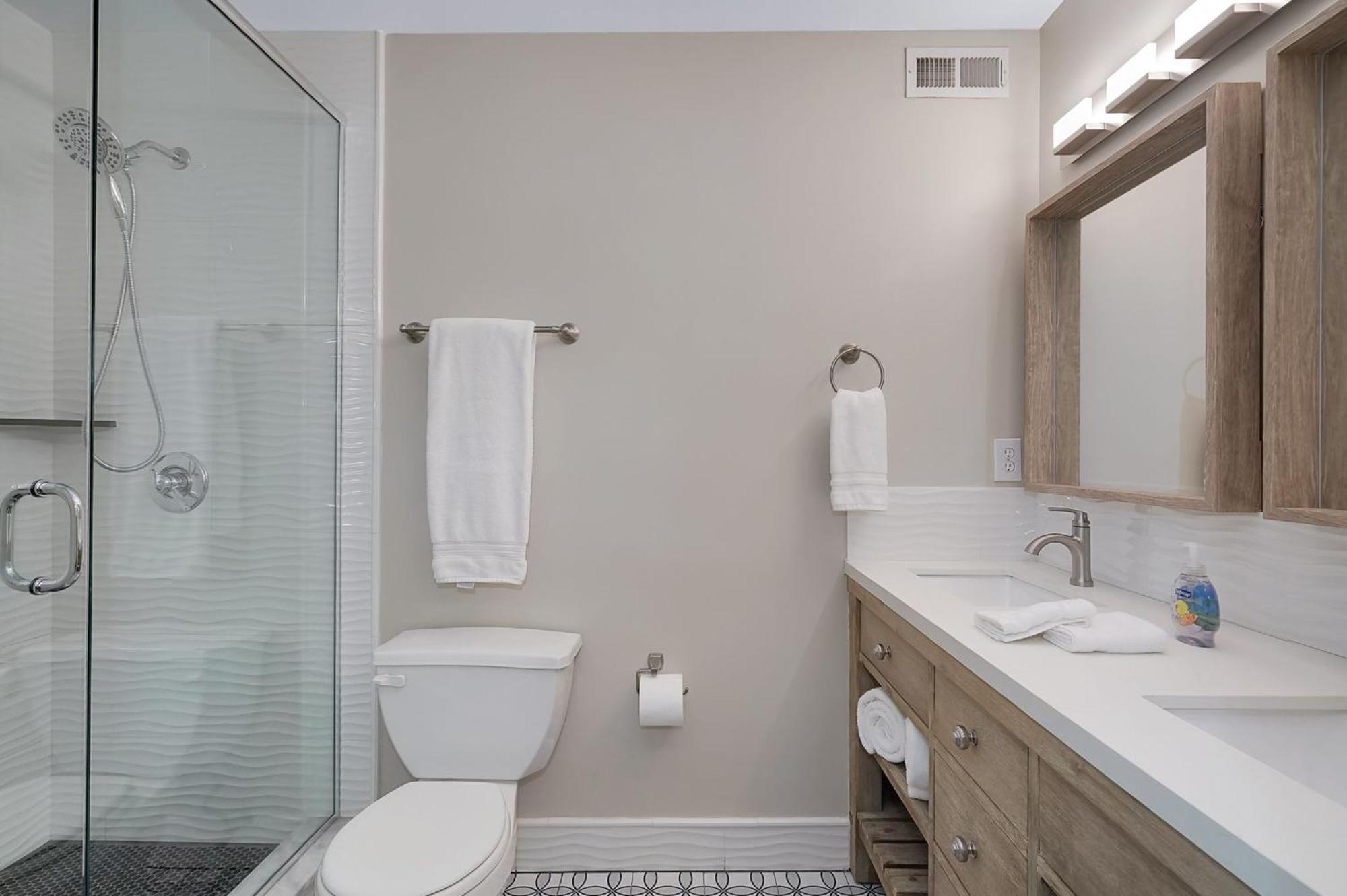 Lux Townhouse, Walk To All, Sleeps 6 Adults Apartment Louisville