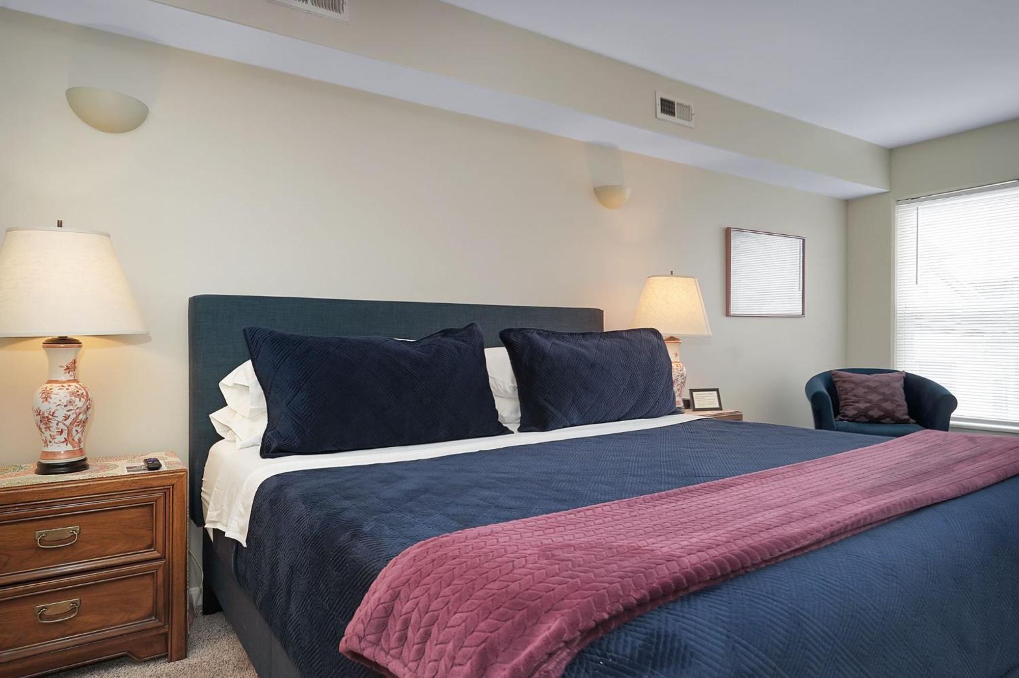Lux Townhouse, Walk To All, Sleeps 6 Adults * Louisville
