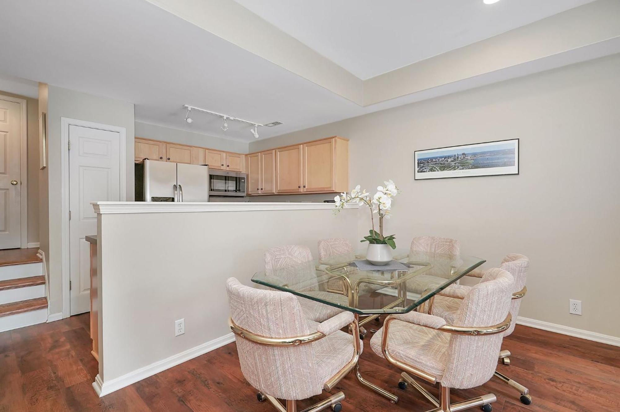 Lux Townhouse, Walk To All, Sleeps 6 Adults Apartment *